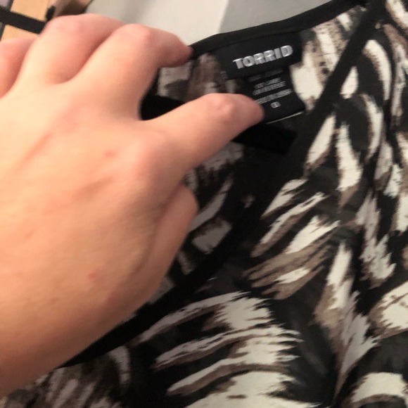 Torrid size 0 sheer blouse w cut out back - Picture 2 of 4
